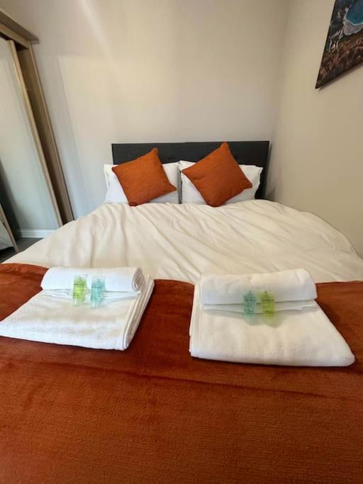 Cute Apartment Next To Colindale Station Edgware Bagian luar foto